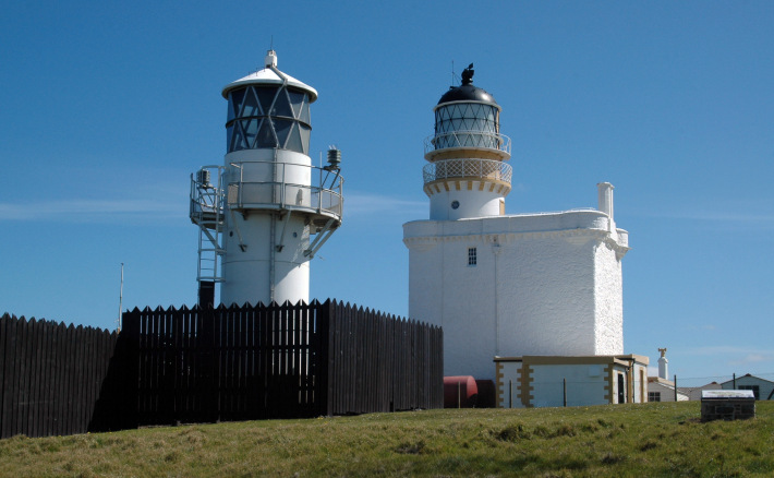 alter und neuer Leuchtturm Kinnaird Head