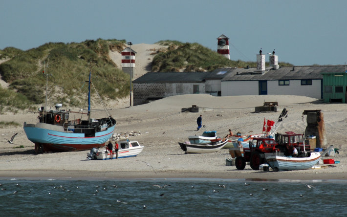 der Hafen von Vorupør mit der Richtfeuerlinie